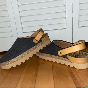 Never worn cute canvas clogs